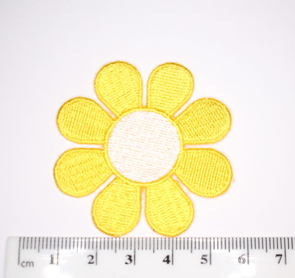 Yellow and white daisy iron on patch
